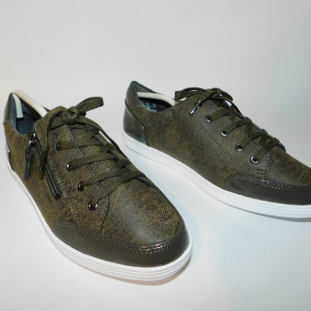 New without Box Softstyle Lace Tennis Shoes 6 1/2